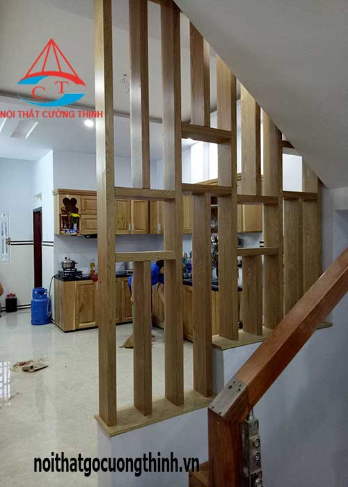 Mẫu vách ngăn cầu thang phòng khách bằng gỗ