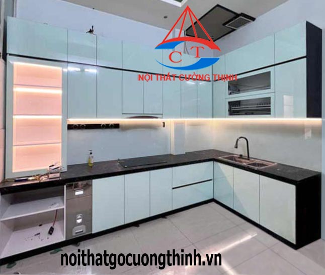 Mẫu tủ bếp Acrylic nâu đen phối trắng đẹp hình chữ L hiện đại 