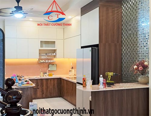 Tủ bếp hình chữ L có bàn đảo đơn giản tiện nghi