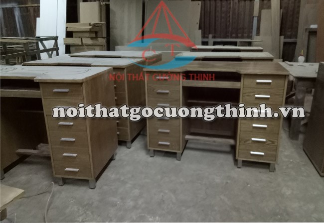 Mẫu bàn làm việc đẹp gỗ công nghiệp Mdf phủ Veneer Gỗ Sồi tự nhiên ,12 ngăn kéo, mặt bàn thẳng phía ngoài, cong chính giữa mặt phía trong, đóng tại Xưởng mộc Quận Thủ Đức Thành phố Hồ Chí Minh