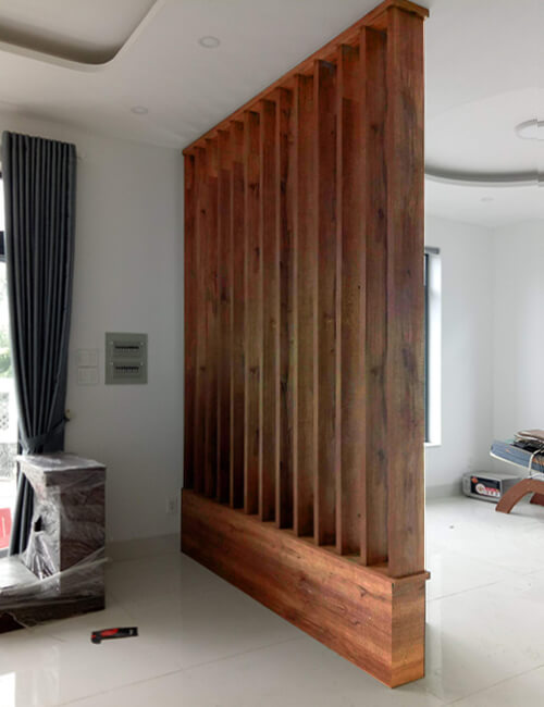 Vách lam dạng thanh gỗ trang trí phòng khách hiện đại