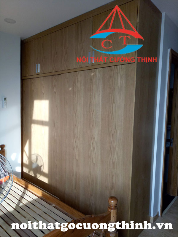 Tủ áo 2 cánh lùa vân gỗ Sồi 2 tầng cửa trơn lắp đặt tại chung cư Him Lam Phú Đông Thủ Đức ( kề Dĩ An)