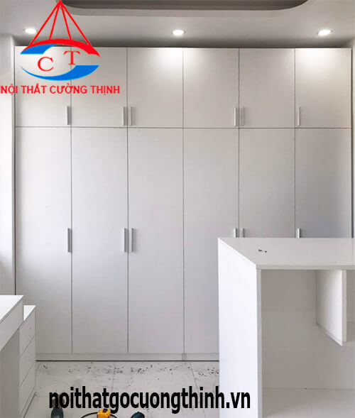 Mẫu tủ quần áo sát trần âm tường màu trắng gỗ công nghiệp MDF chống ẩm phủ Melmine tại Quận 9