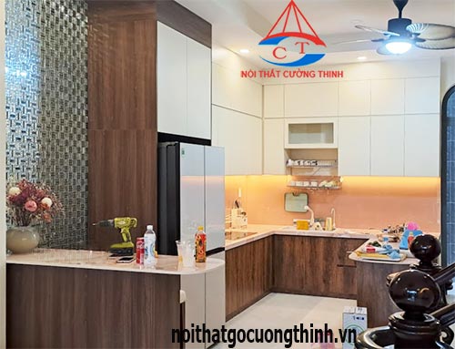 Mẫu tủ bếp kịch trần gỗ nhựa phối 2 màu đẹp hình chữ l